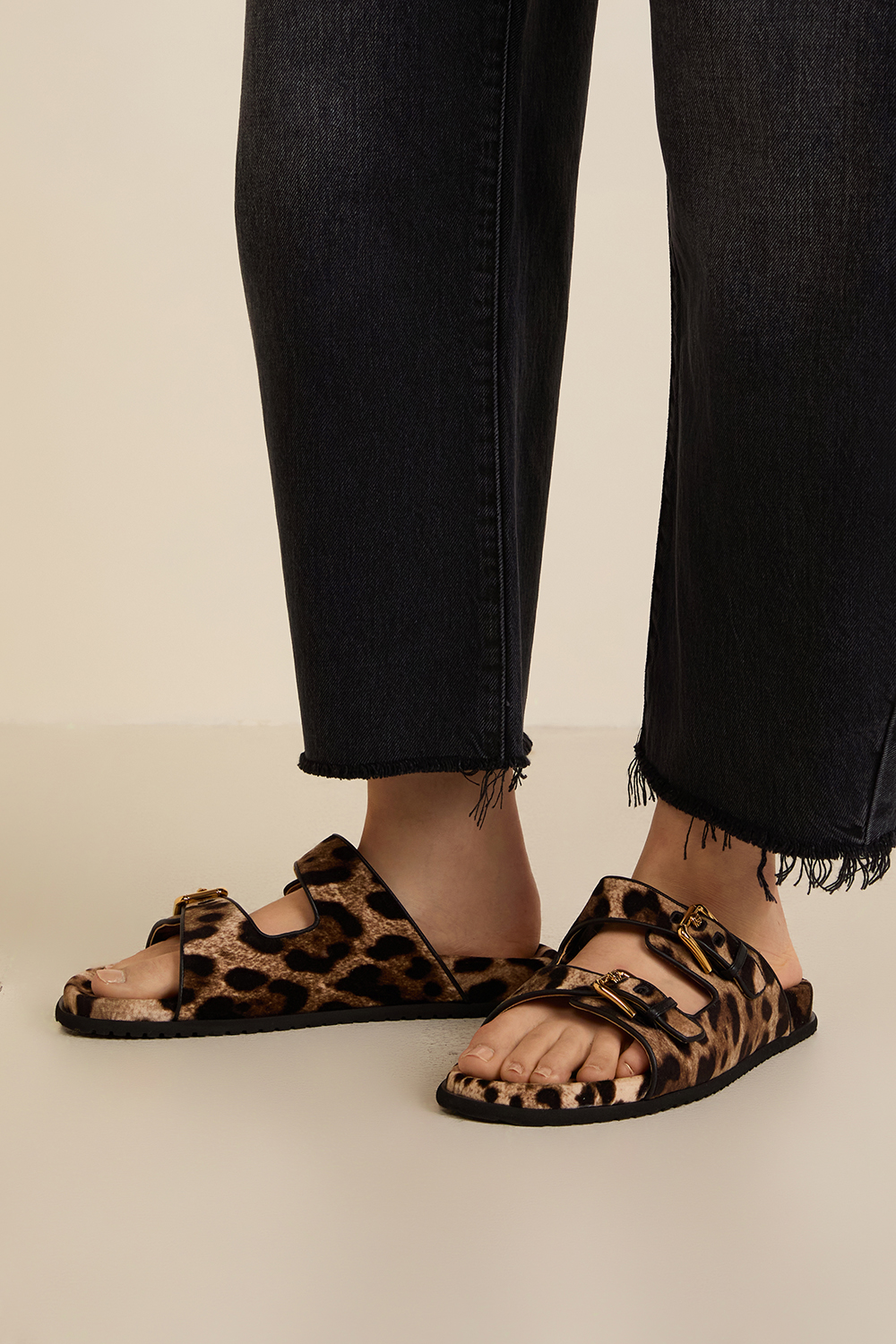 תמונת כל הלוק של סנדלי סליידס